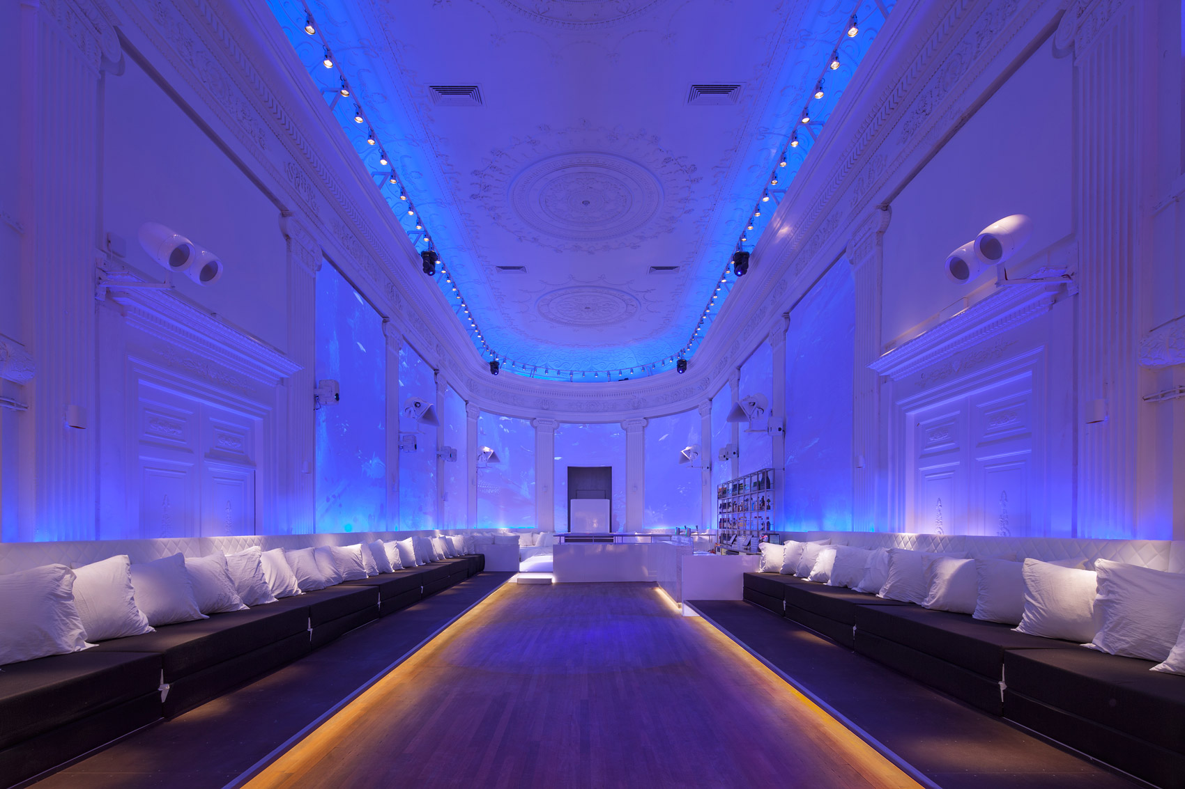 Amsterdam s Supperclub Turns Your Night Out Into A Captivating Experience amsterdam-s-supperclub-turns-your-night-out-into-a-captivating-experience