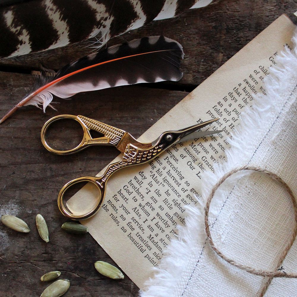 Vintage-inspired crane scissors