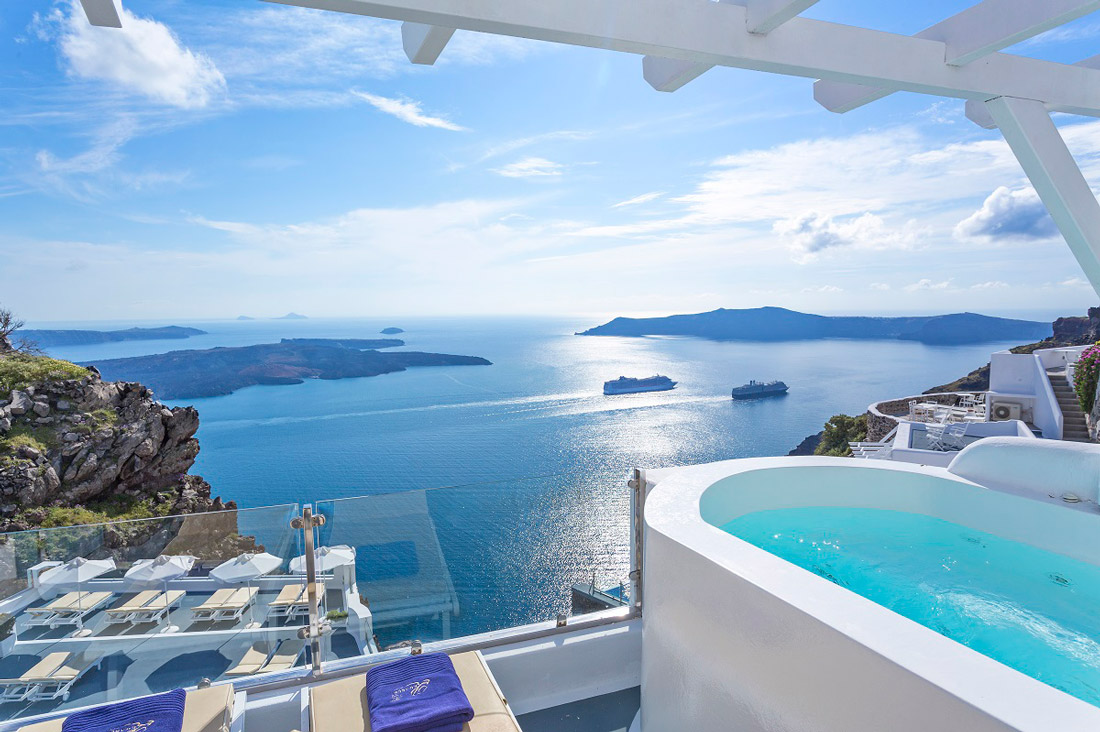 Outdoor Jacuzzi overlooking the sea